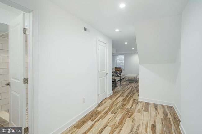 Building Photo - 1744 Vineyard St