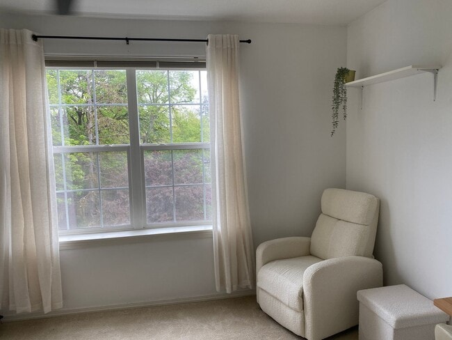 Building Photo - Location Location Location ~2 Bedroom 2.5 ...