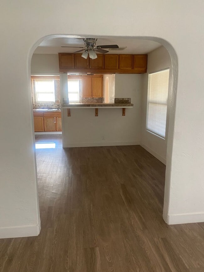 Building Photo - Darling Unit For Rent in Bakersfield