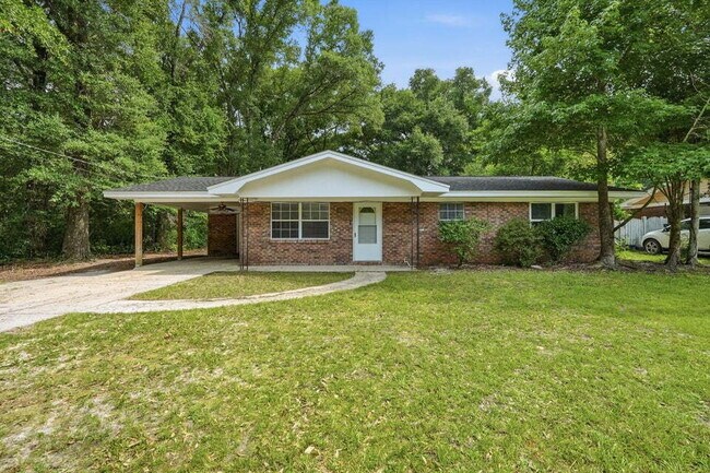 Building Photo - A small-town charm ready for move in!
