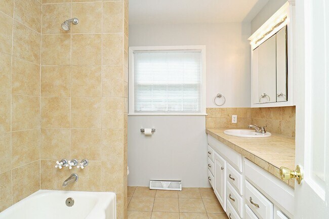 Building Photo - Convenient to Rt 29 & The Shops at Stonefield