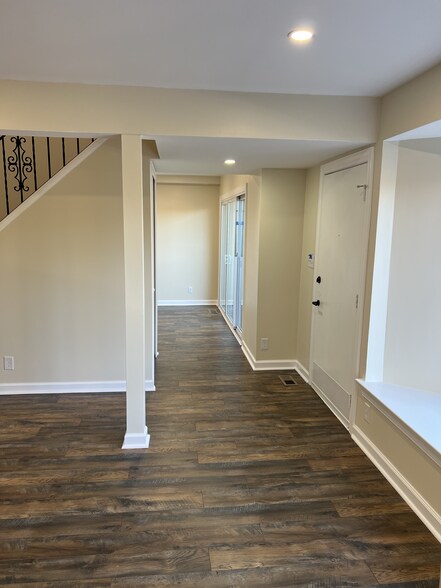 Living Room - 3 - 149 W Kenilworth Cir