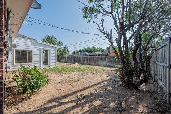 Building Photo - 3 bed 2 bath home, 2 car garage