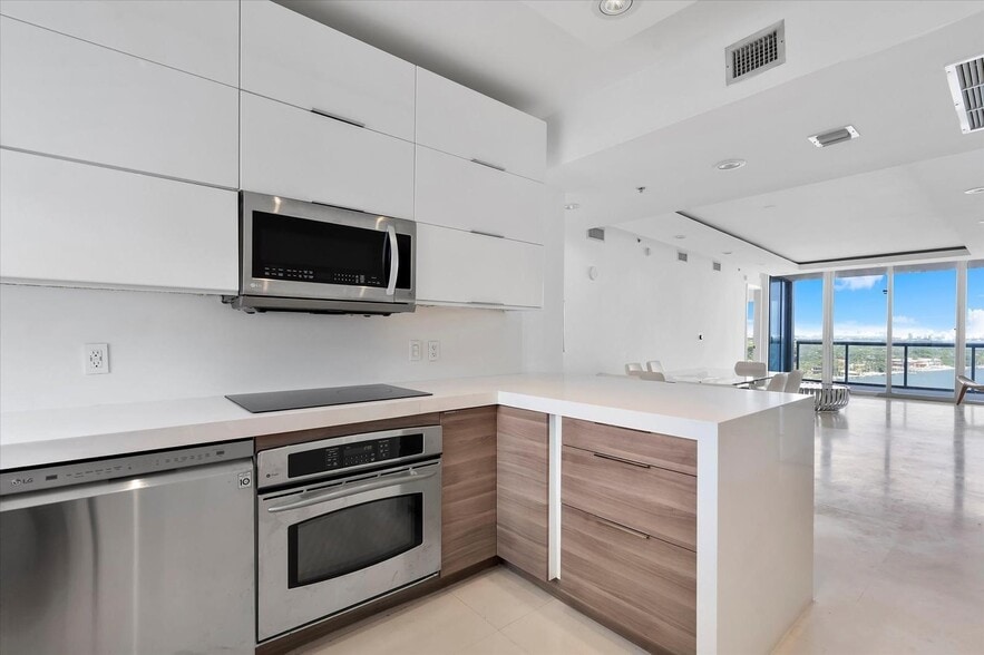 Building Photo - 601 NE 36th St