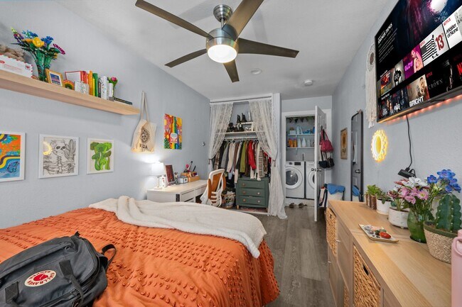 Building Photo - Large backyard - no back house!