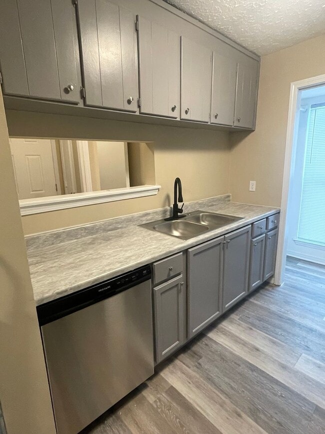 Building Photo - 531 Amquiwood Ct