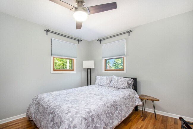 Building Photo - 6-8 months furnished 4 Bedroom 1.5 Bath