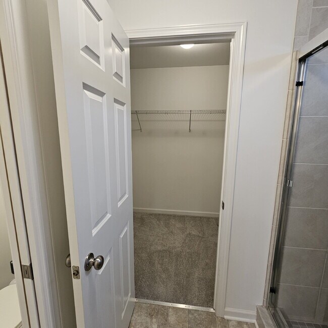 Building Photo - 4 bedroom, 3 full bathrooms, 2 car garage ...