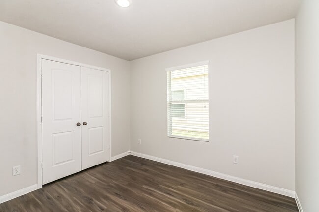 Building Photo - 810 Desoto Dr