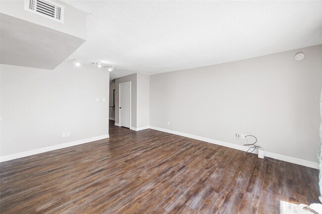 Building Photo - 8233 Kingsbrook Rd