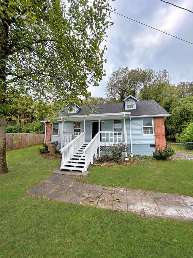 Building Photo - 3 Bed, 2 Bath Home with Fenced Yard / Pet-Friendly / Coming Soon!