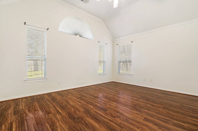 Building Photo - 24915 Pikecrest Dr