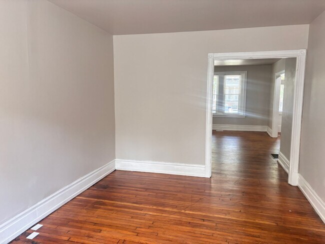 Building Photo - 4 Bedroom, 2 Full Baths Harrisburg House for Rent