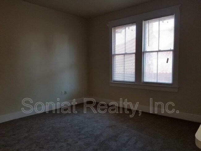 Building Photo - 110 S Pierce St