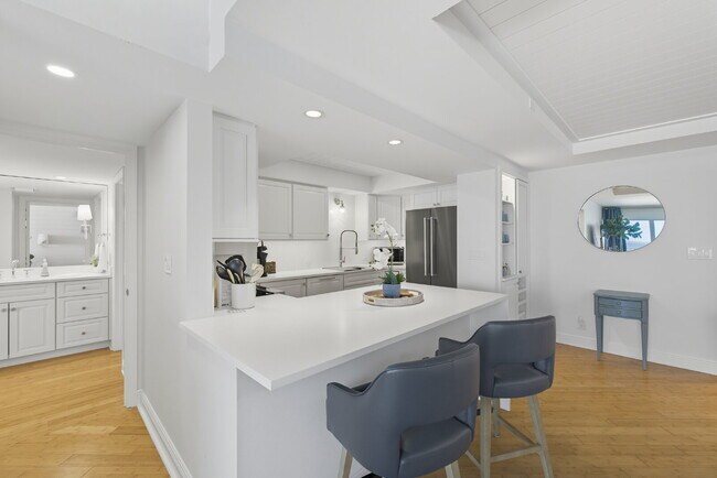 Building Photo - Naples Continental - Condo on the beach!!