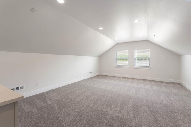 Building Photo - Generational suite w/separate entrance!