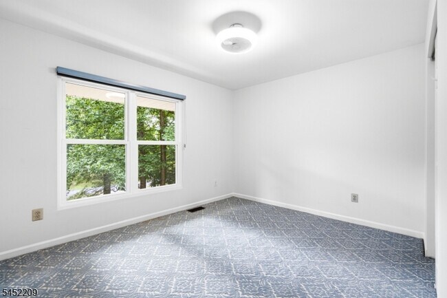 Building Photo - 9 Stirrup Way
