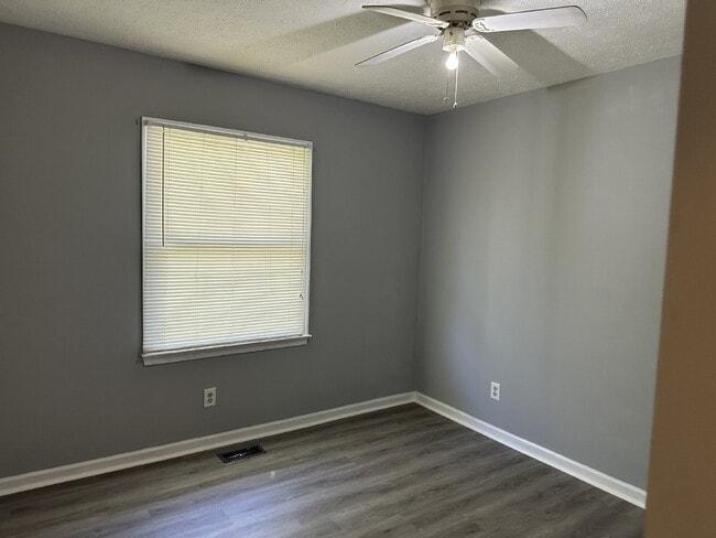 Building Photo - Charming 3-Bedroom 2-Bathroom Haven with F...