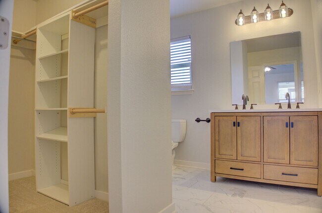 Building Photo - Coming Soon! 3 bed/2 bath!