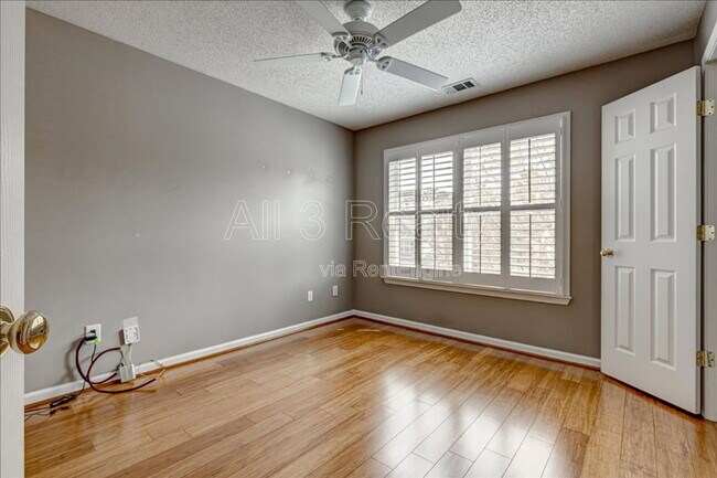 Building Photo - 2540 Alvecot Cir SE