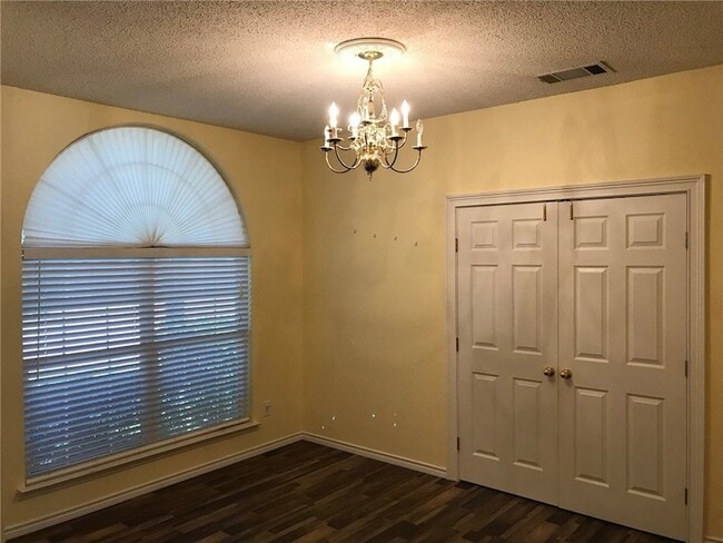 Building Photo - 1300 Rosewood Ln