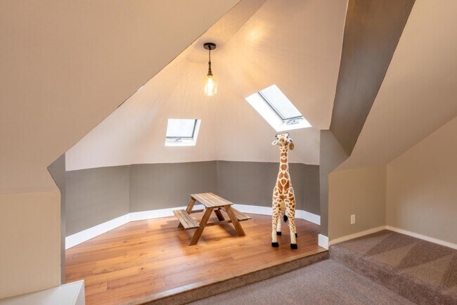 Building Photo - 139 W 4th Ave