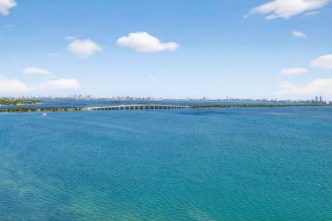 Building Photo - 700 NE 24th St