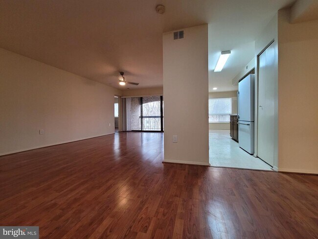 Building Photo - 433 Christopher Ave