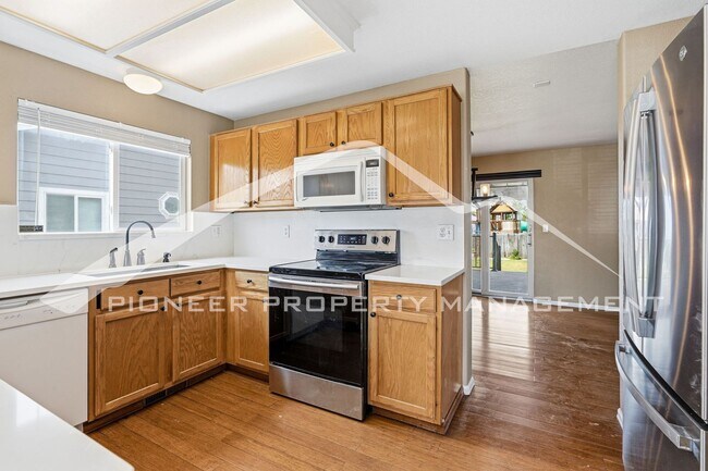 Building Photo - Spacious Home with Central AC and Fenced Yard
