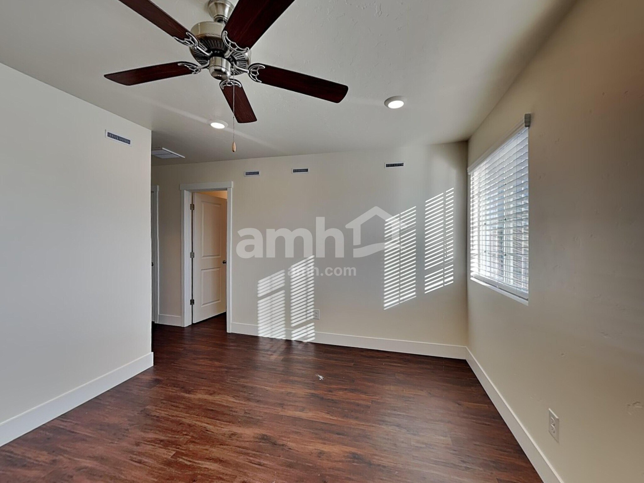 Building Photo - 1372 E Ludlow Dr