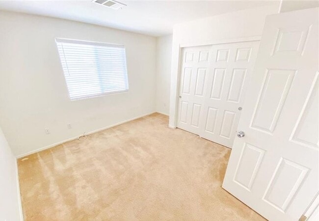 Building Photo - ENJOY THIS STUNNING 3 BEDROOM WITH A TRANQ...