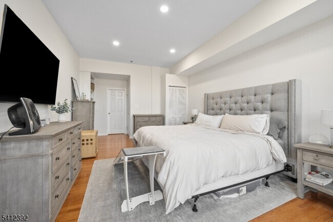 Building Photo - 262 Main St