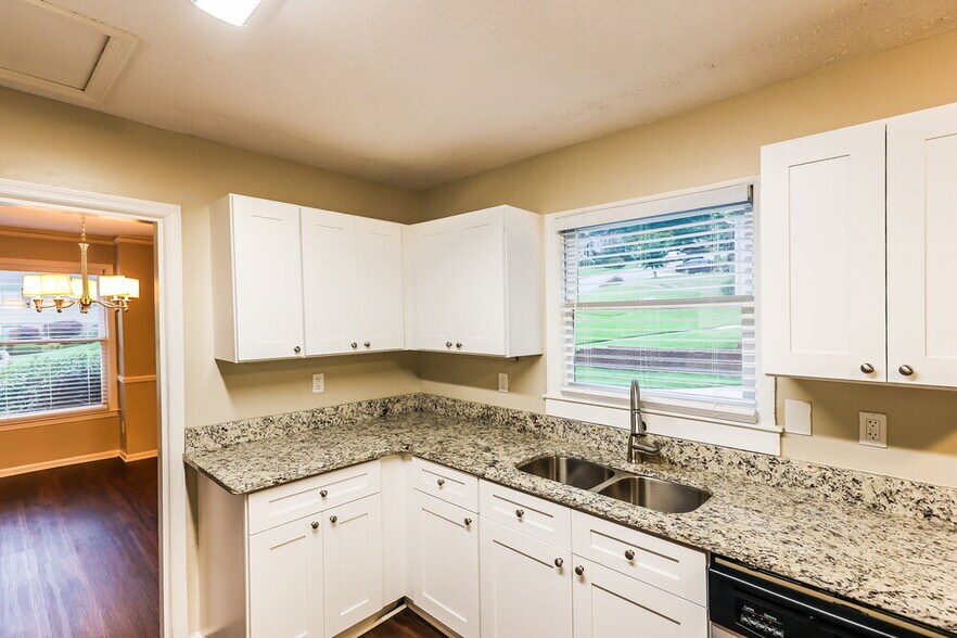 Building Photo - 800 Dunwoody Ln