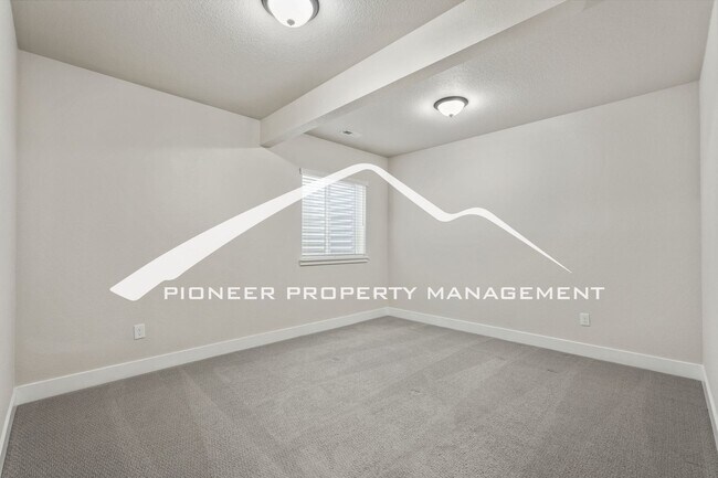 Building Photo - Main Floor Primary Home in Flying Horse with 5 Bedrooms, Gourmet Kitchen, Finished Basement & 4-C...