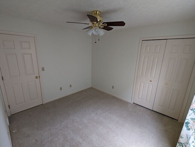 Building Photo - Spacious 3-Bedroom Ranch with Private Mast...