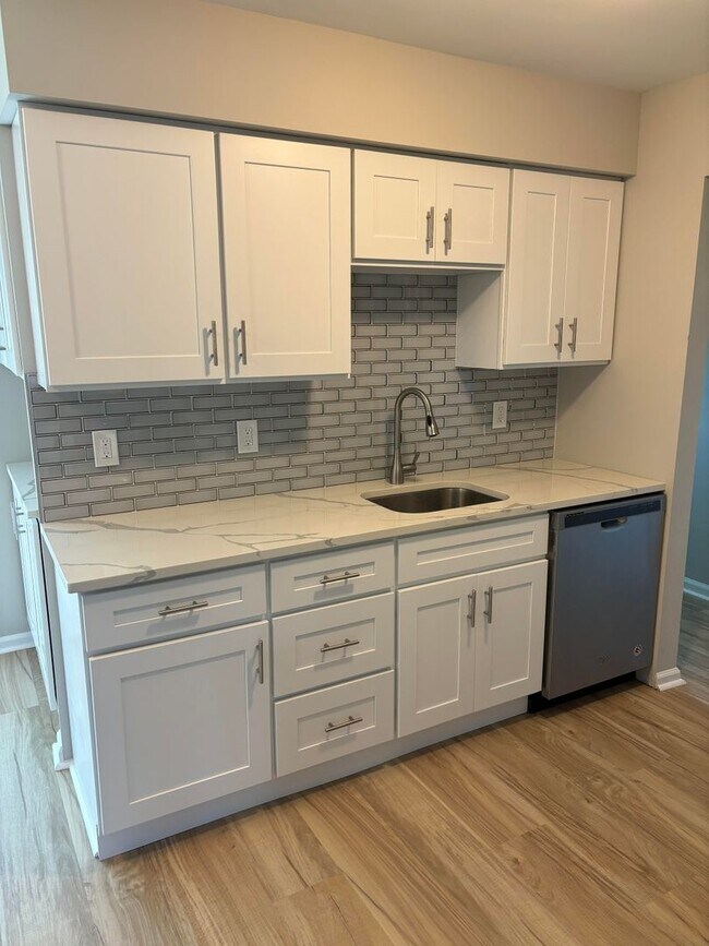 Building Photo - 3 Bedroom Townhome in Emmaus