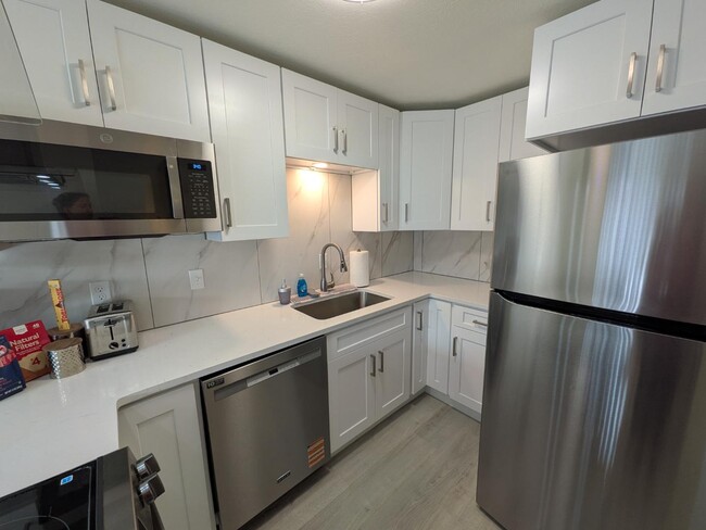 Building Photo - 425 Manhattan Dr