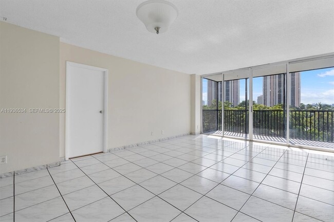 Building Photo - 3101 N Country Club Dr