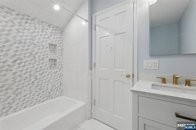 Building Photo - 2 W Saddle River Rd