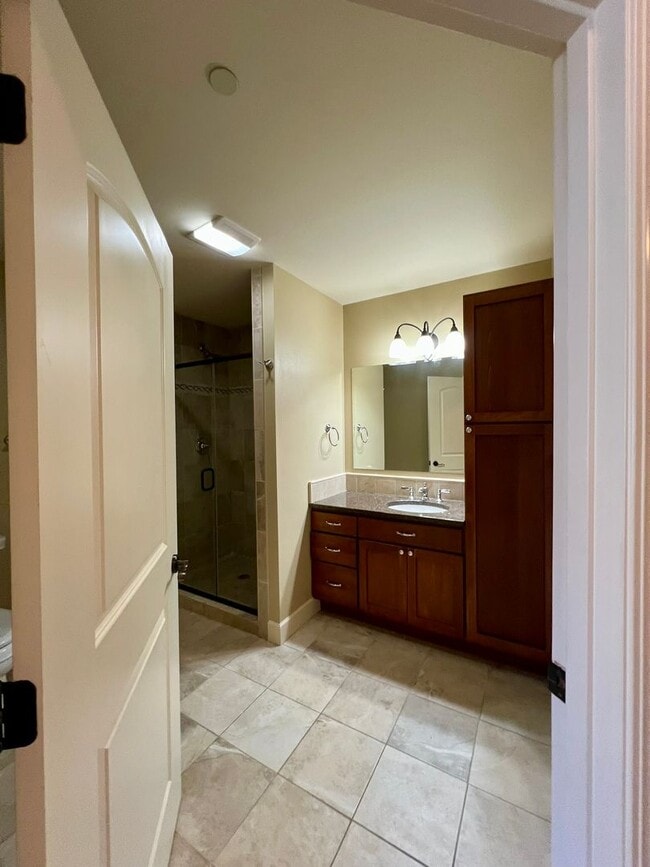 Building Photo - Spacious 2 Bedroom Condo in Fairhaven!