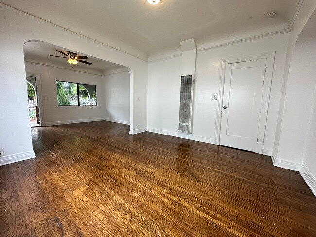 Building Photo - 1053 Dundas St