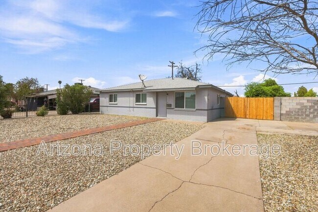 Building Photo - 3302 W Solano Dr S