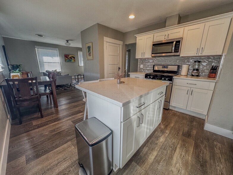 Building Photo - 5532 N Haight Ave