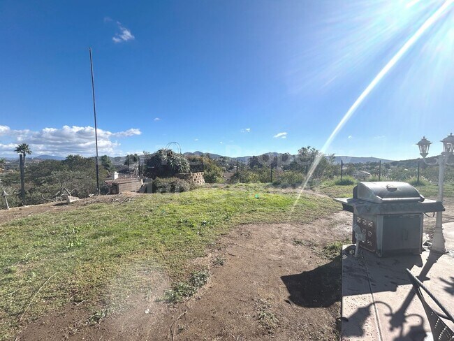Building Photo - Beautiful 4 bed, 3 bath, 2,726 sqft House ...