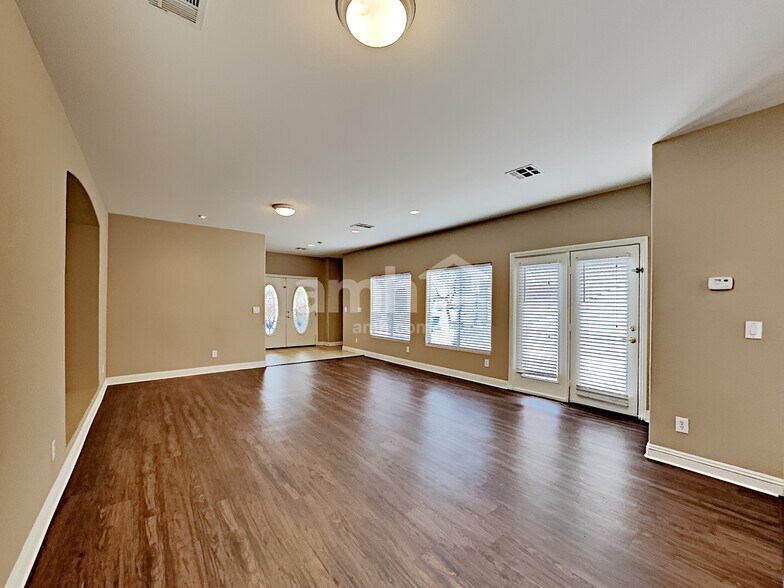 Building Photo - 8813 Red Fox Dr