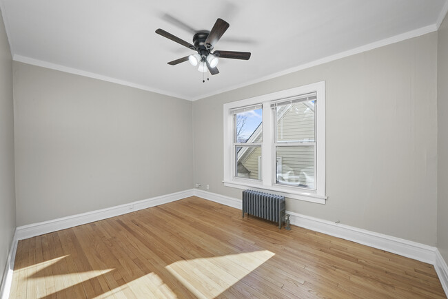 Building Photo - Massive (1255 SF)  2br/1ba in Oak Park's m...