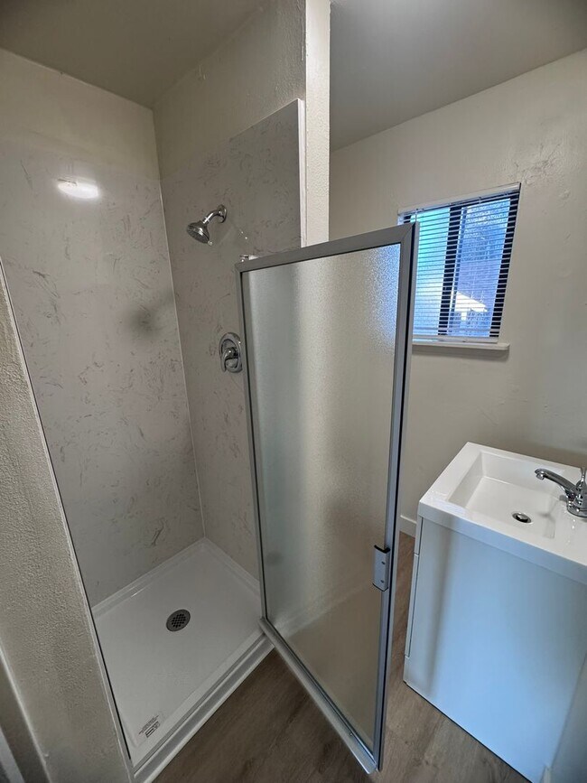 Building Photo - Remodeled Studio Near Sutter Park & Tower Bridge