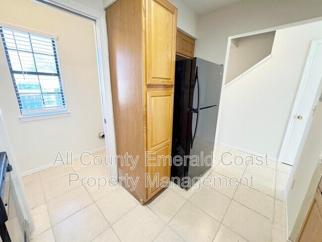 Building Photo - 875 Fairview Dr