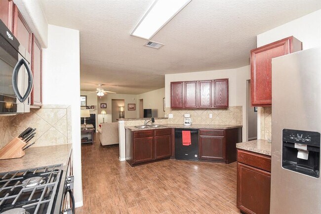 Building Photo - 7210 Foxwood Fair Ln