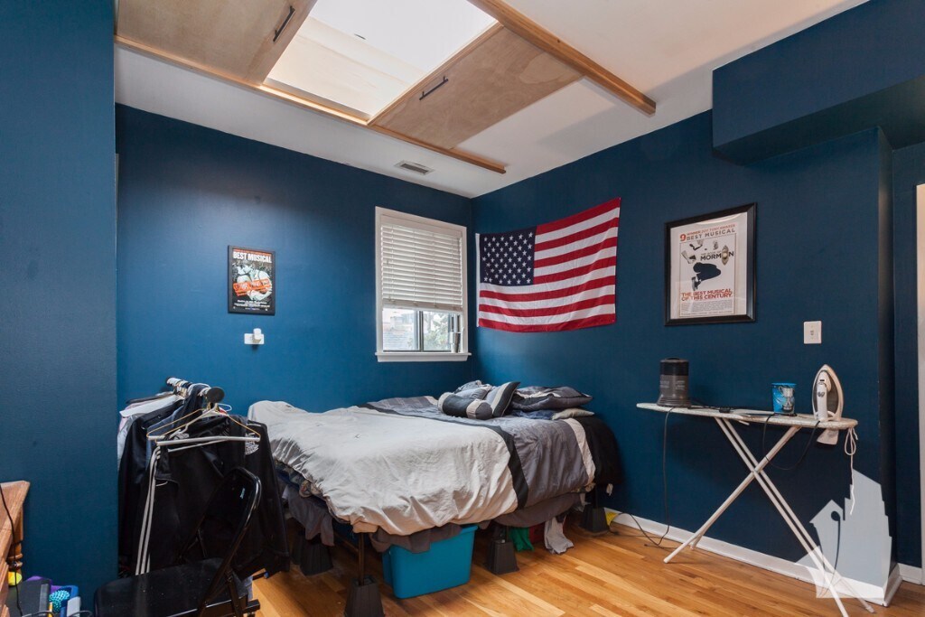 Building Photo - 1131 W Drummond Pl